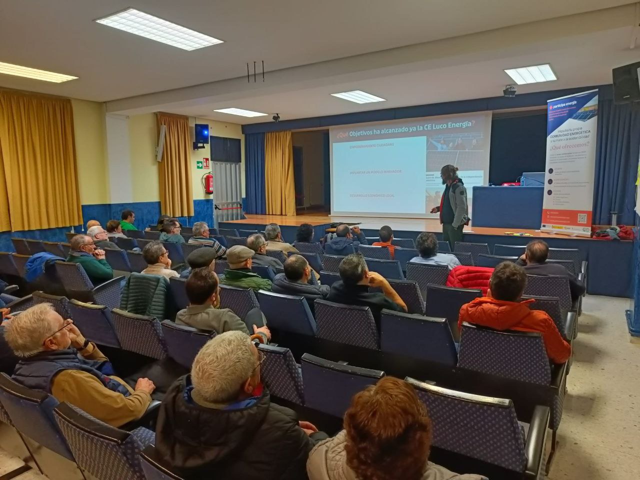 58 personas atendiendo a la charla informativa sobre comunidades energéticas en el salón de actos de la casa de la cultura de Cella