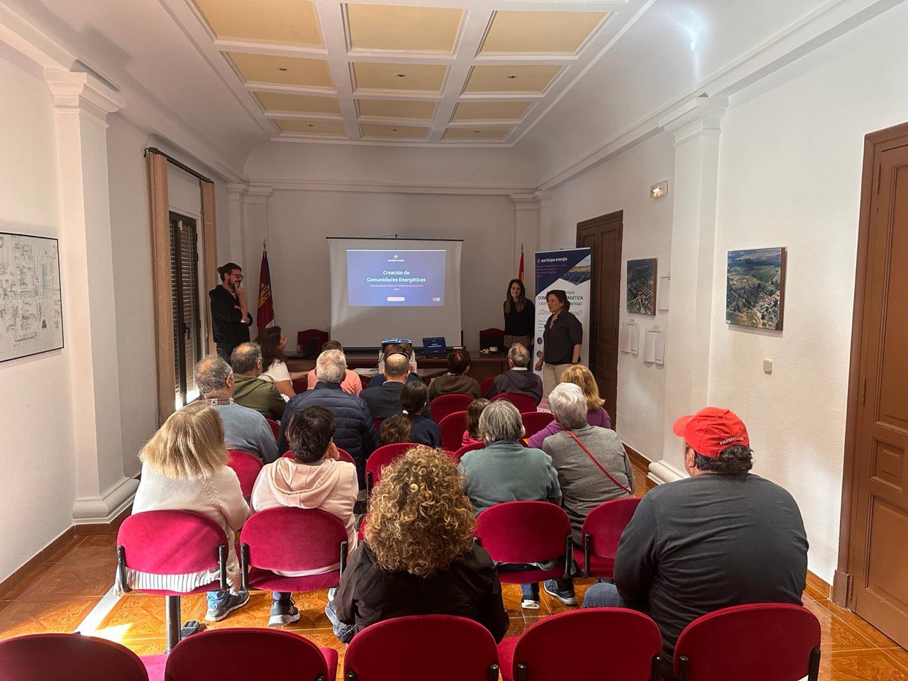 Salón del Ayuntamiento de Masegoso de Tajuña con los asistentes a las charla