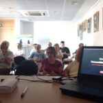 La gente sentada y atenta que acudió a la Charla de Comunidades Energéticas en el Casar, vista desde el escenario.