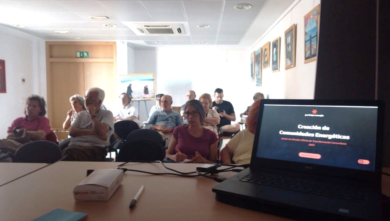 La gente sentada y atenta que acudió a la Charla de Comunidades Energéticas en el Casar, vista desde el escenario.